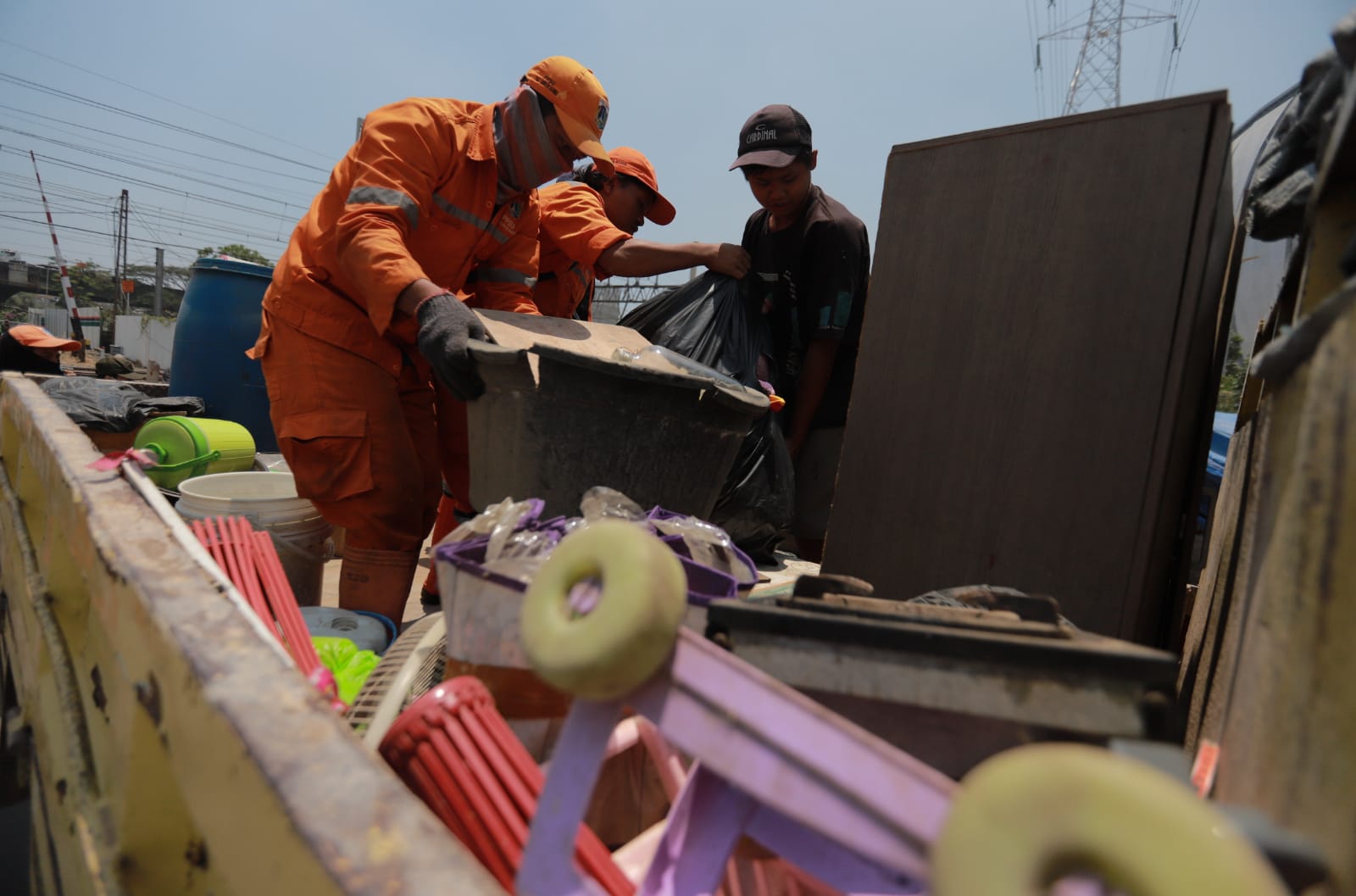 Penghuni Eks Kampung Bayam Sepakat Direlokasi ke Rusun Nagrak, Petugas Bantu Angkut Barang 1 IMG-20230926-WA0100