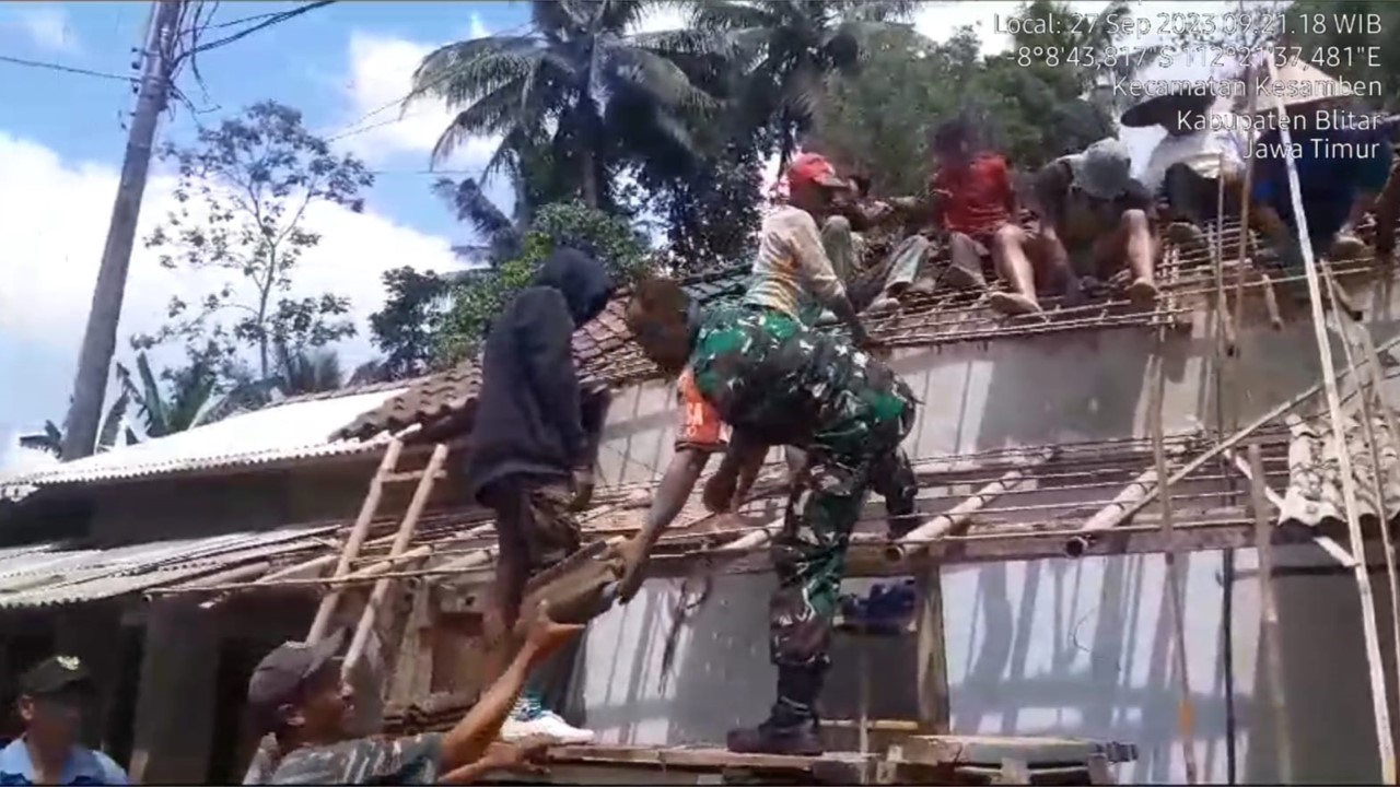 Hadir Di Tengah Masyarakat, Babinsa Koramil Kesamben Bantu Perbaiki Rumah Warga Binaannya 1 IMG-20230927-WA0149