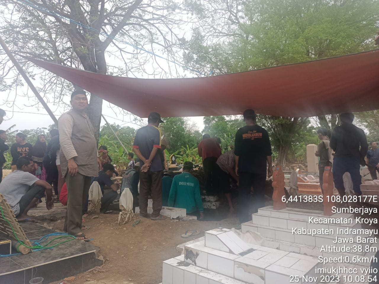 Pemakaman Tarjana Ojol yang Tewas Tertabrak Kendaraan Satpol PP, di Makamkan di Kampung Halaman 1 IMG-20231125-WA0036