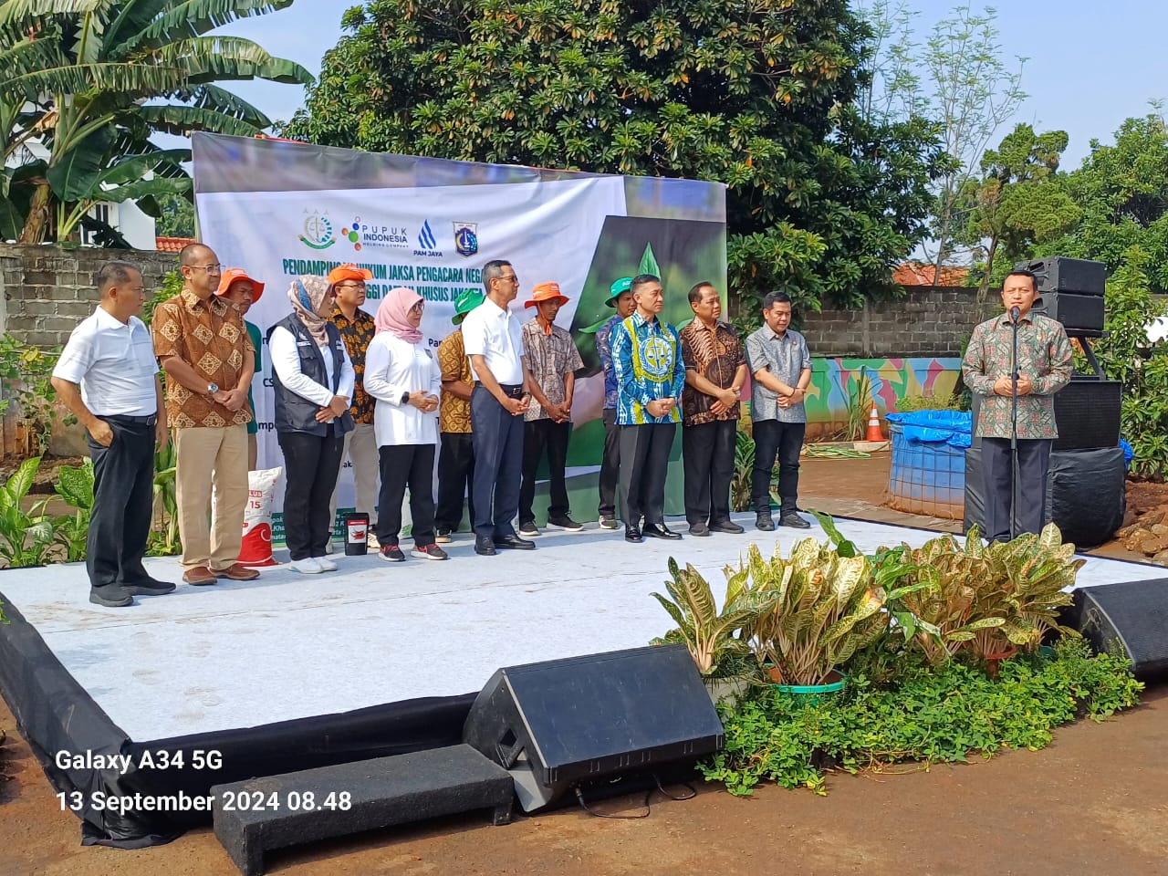 Kejati DK Jakarta serahkan bantuan 12,6 ton pupuk dan 365,27 kg benih kepada 31 Kelompok Tani di wilayah Jakarta 1 WhatsApp Image 2024-09-14 at 11.57.15 (1)