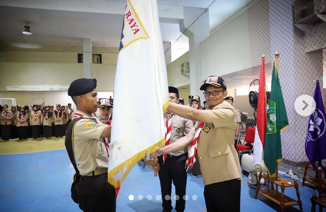 Ka.Kanwil Kemenag DKI Jakarta Adib, melepas kontingen Pramuka dalam Perhelatan Kemah Pramuka Madrasah (KPMN)