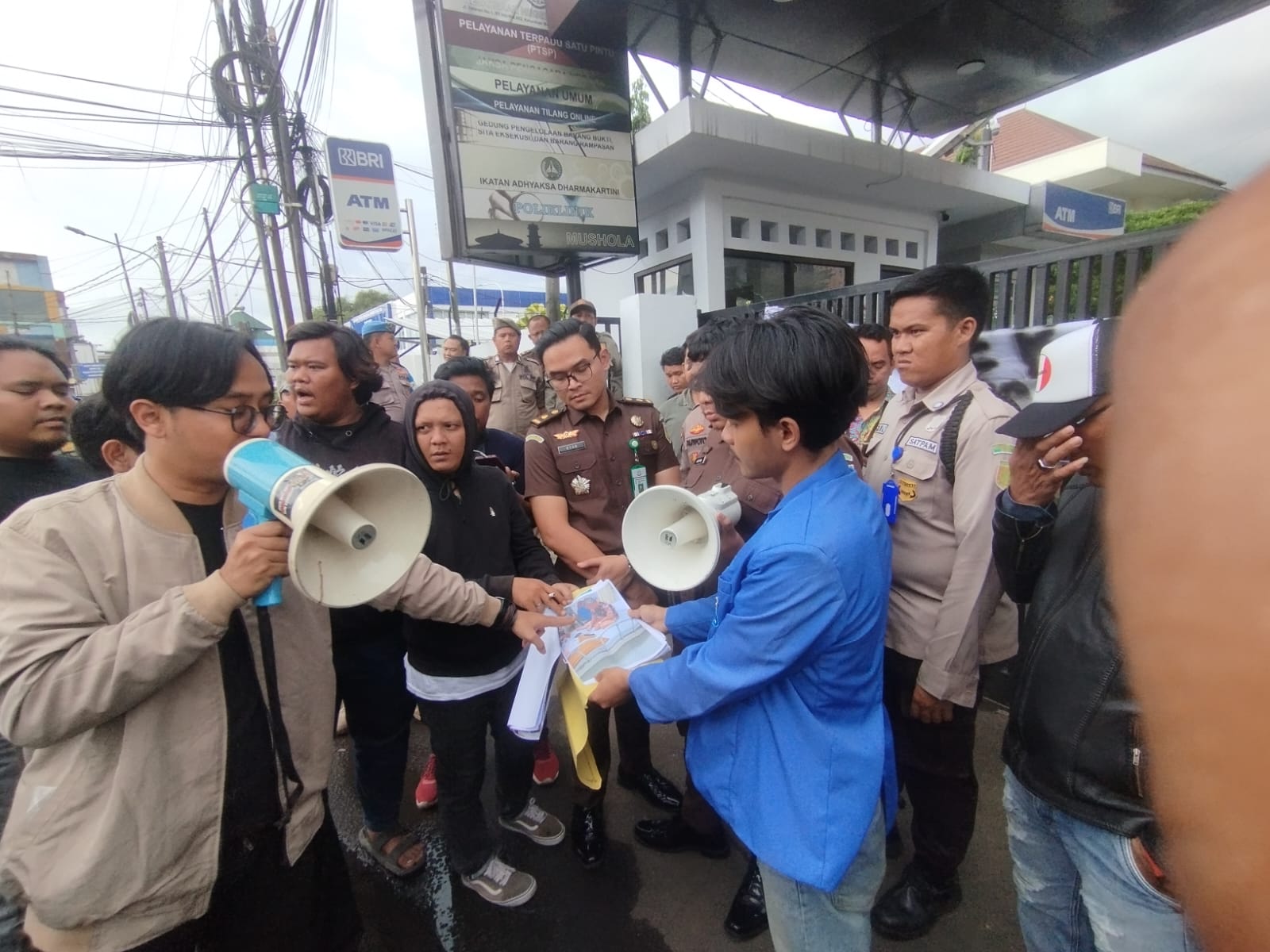Curiga Kasus Alat Olahraga Hanya Korbankan Staf Dispora, Massa Gruduk Kejari Kota Bekasi 1 1001628028