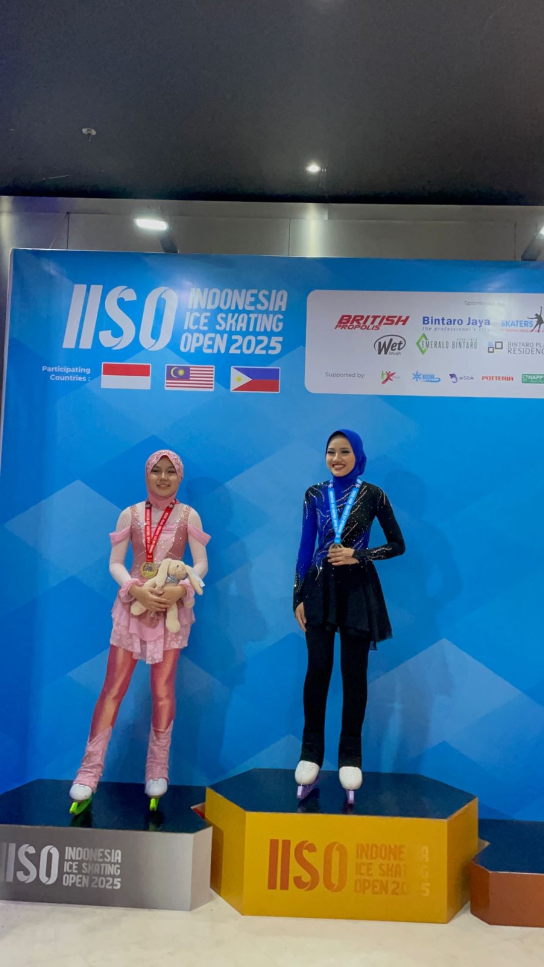 Tiga Negara Bertarung di Indonesia Ice Skating Open 2025, Syamila Gaet Juara 1 Kategori Usia 16 s/ d 20 Tahun 1 Screenshot_20250222-175804_WhatsApp