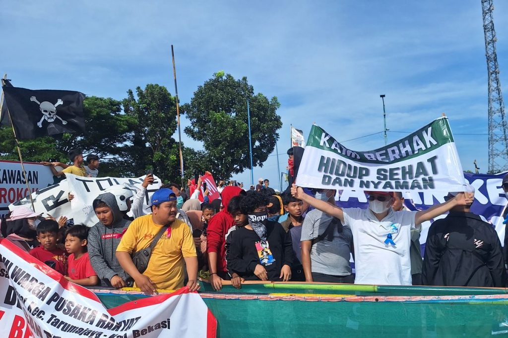 Sebar Penyakit dan Bau, Ratusan Warga Demo Tuntut RDF Rorotan Ditutup 1 67dd2699509c1