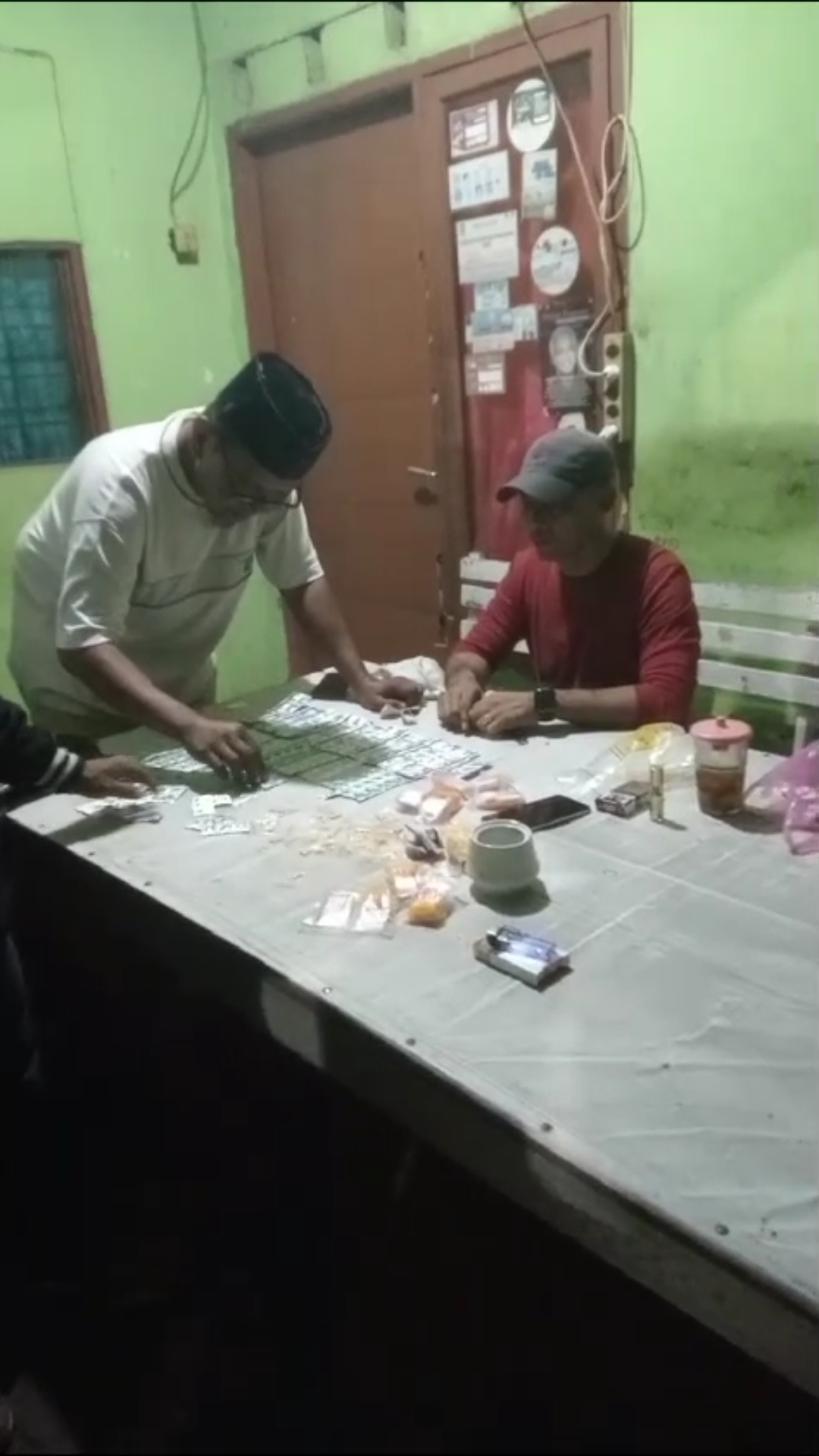 Warga Gerebek Apotek Jual Obat Daftar G di Bekasi 1 Screenshot_20250310-204256_WhatsApp