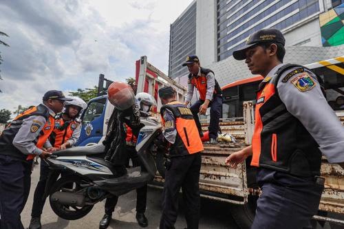 Gegara Parkir Liar di Gandaria City dan Pondok Indah, Belasan Motor Diangkut ke Truk Dishub Jaksel 1 parkir_liar_6