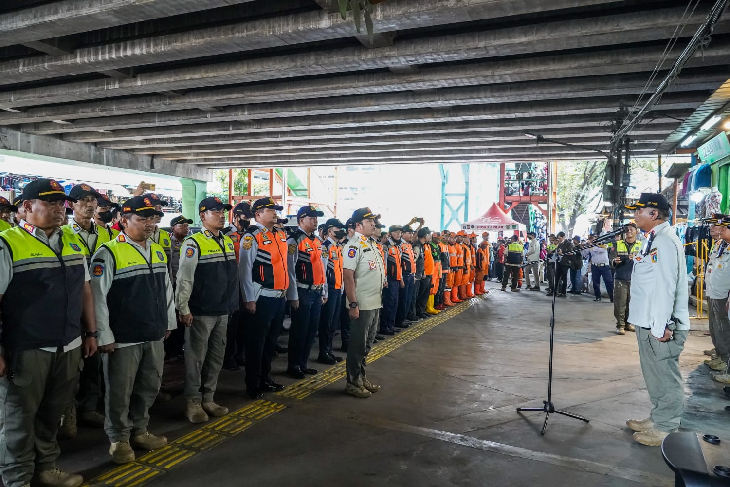 Ratusan Petugas Gabungan Tertibkan Parkir Liar dan Pedagang Kaki Lima di Tanah Abang 1 petugas-gabungan-tertibkan-parkir-liar-dan-pedagang-kaki-lima-di-tanah-abang