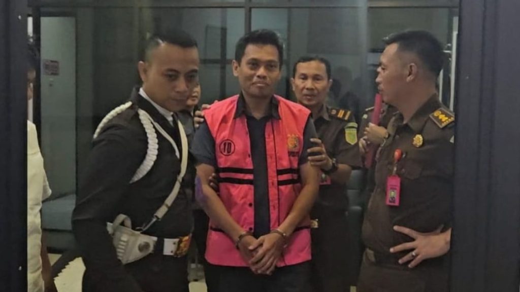 Kadis LH Tangsel Tersangka Korupsi Kelola Sampah, Mewek saat Ditahan 1 67feb3ead7658-kadis-dlh-tangsel-ditetapkan-jadi-tersangka_tangerang