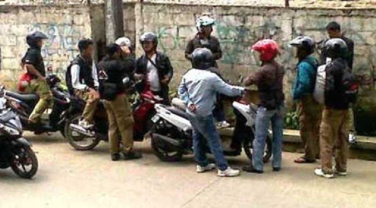 Debt Collector yang Rampas Motor karena Kredit Macet Bisa Dipidana 1 Debt-Collector-sedang-merampas-kendaraan-debitur