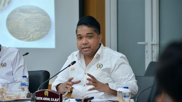 Duta Rakyat Dukung Penerima Bansos di Jakarta Minimal 10 Tahun 1 anggota-komisi-d-dprd-dki-jakrta-justin-adrian-untayana_169