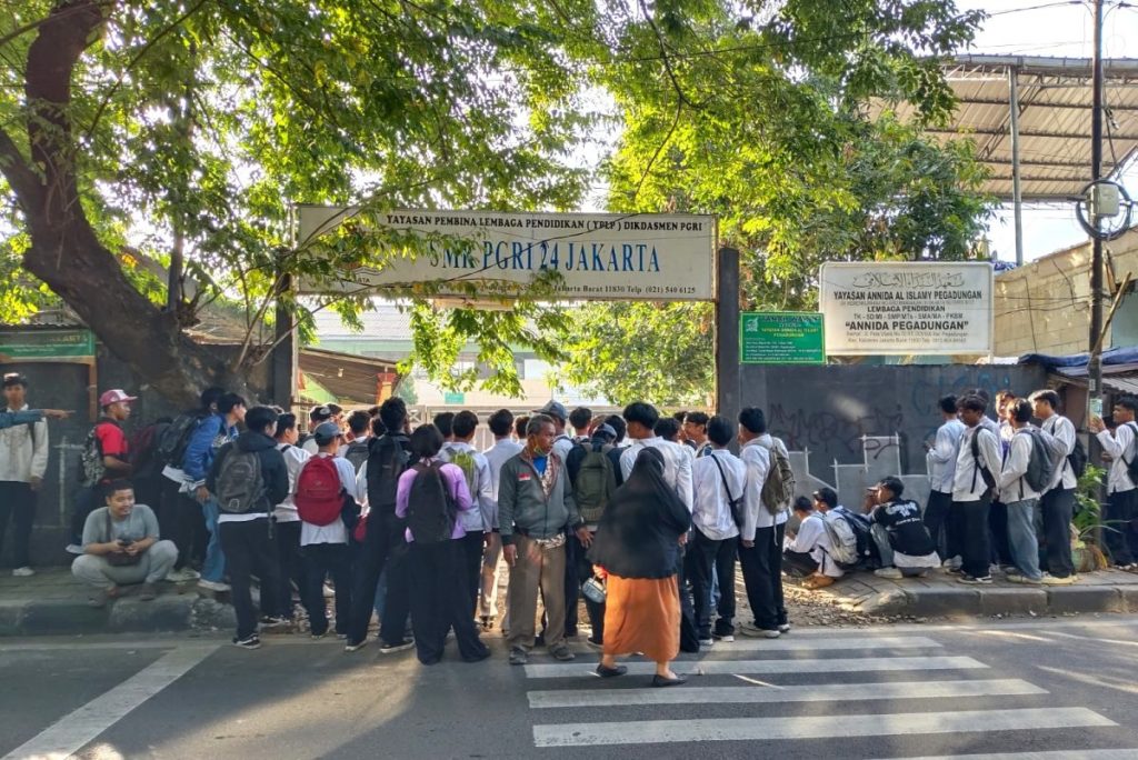 Buntut Sengketa Lahan Ahli Waris, Kegiatan Belajar SMK di Jakbar Pindah Gedung 1 gembok-1200x801