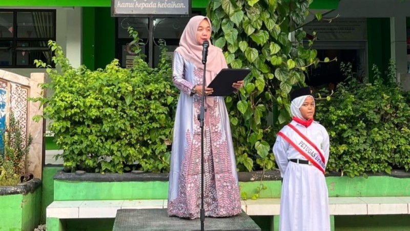 Peringatan Hari Pendidikan Nasional di MIN 4 Jakarta Selatan, Peserta Gunakan Pakaian Adat 1 1746152825