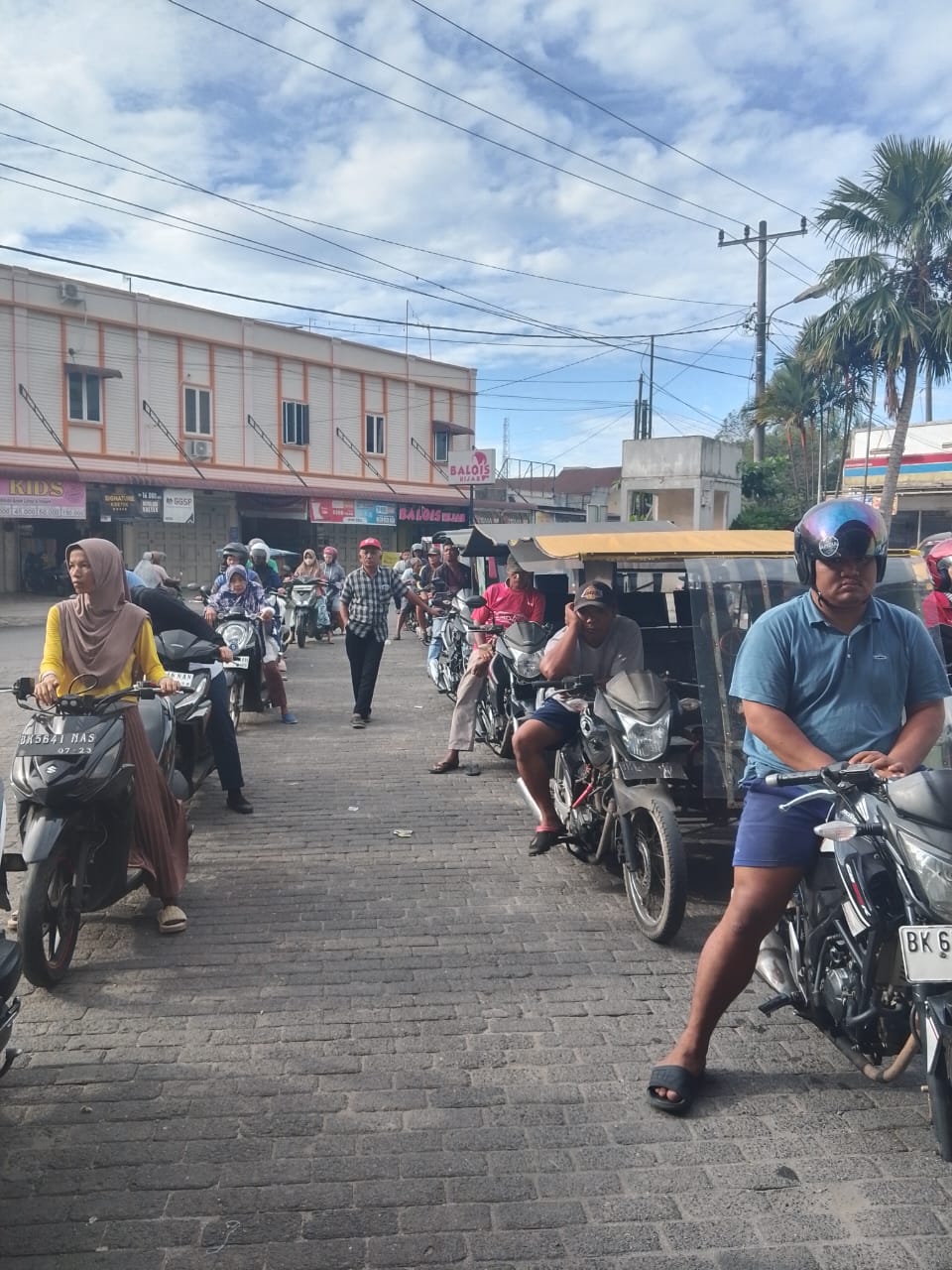 ANTRIAN PANJANG TERJADI DI SPBU PADANG HILIR TEBING TINGGI SUMUT 1 IMG-20250611-WA0008