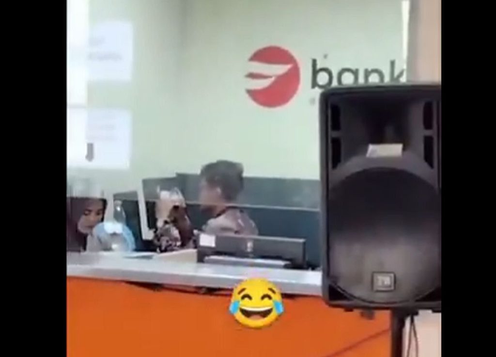 viral_petugas_samsat_cikande_diduga_bermain_game_saat_antrean_panjang_netizen_jadi_contoh_buruk-1ti6_large