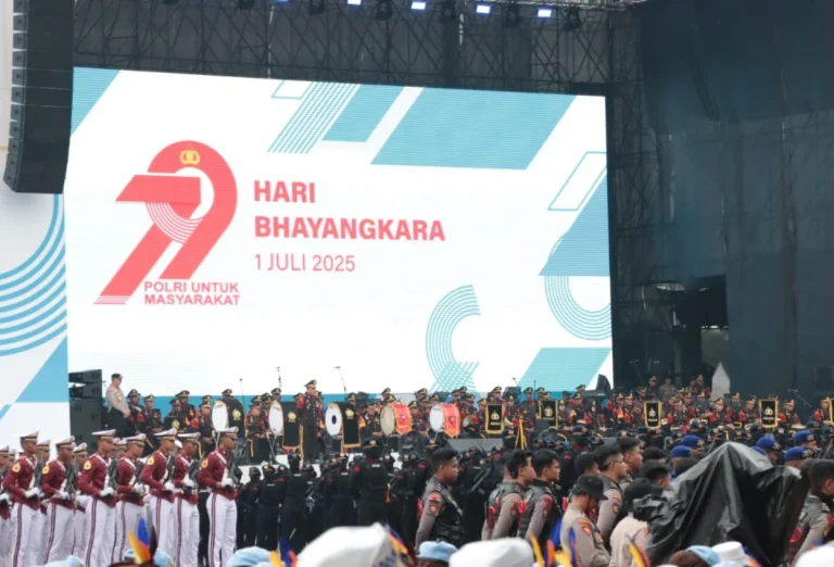 Rayakan-HUT-Bhayangkara-ke-79-Ribuan-Warga-Padati-Kawasan-Monas