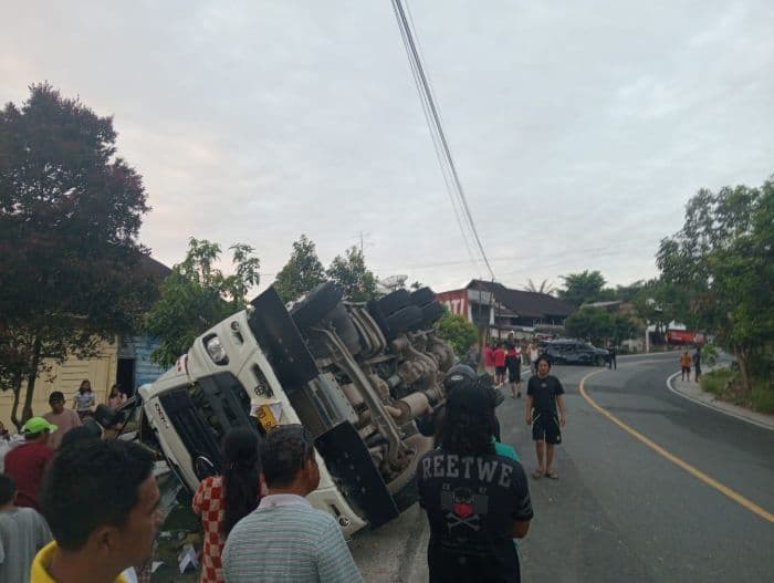 truk_dan_minibus_tabrakan_di_siantarparapat_sopir_tewas_lima_luka_2025-06-30_21-03-55_1230